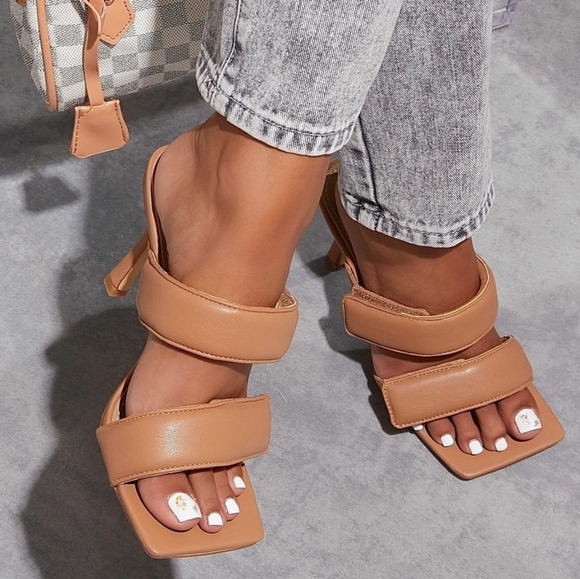 Shoes - 🚨LAST CHANCE// Tan heel Sandal